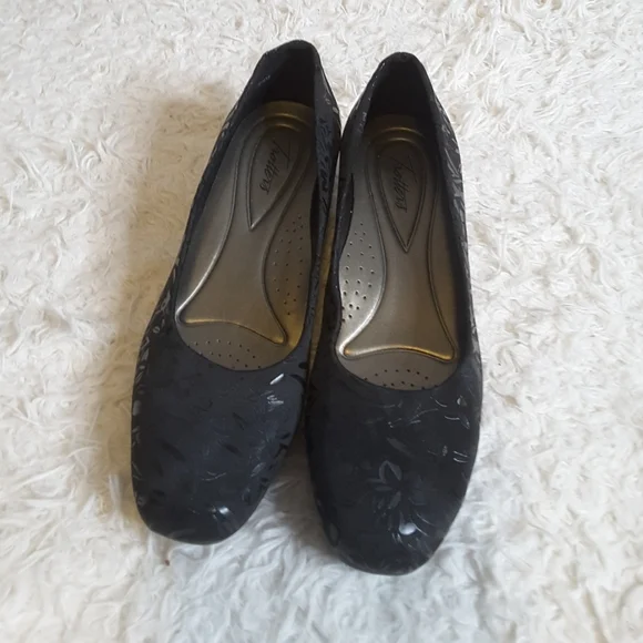 Trotters Lauren embossed textile floral black wedge pump T1110-013 size 10M - Picture 3 of 12